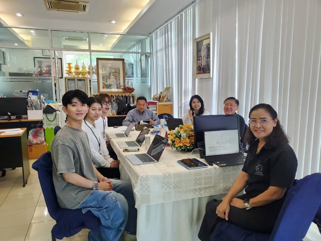 ประธานมูลนิธิฯ พร้อมคณะกรรมการ ร่วมประชุมกับนักศึกษามอบหมายหัวข้องานในแต่ละสัปดาห์ของการฝึกงาน
