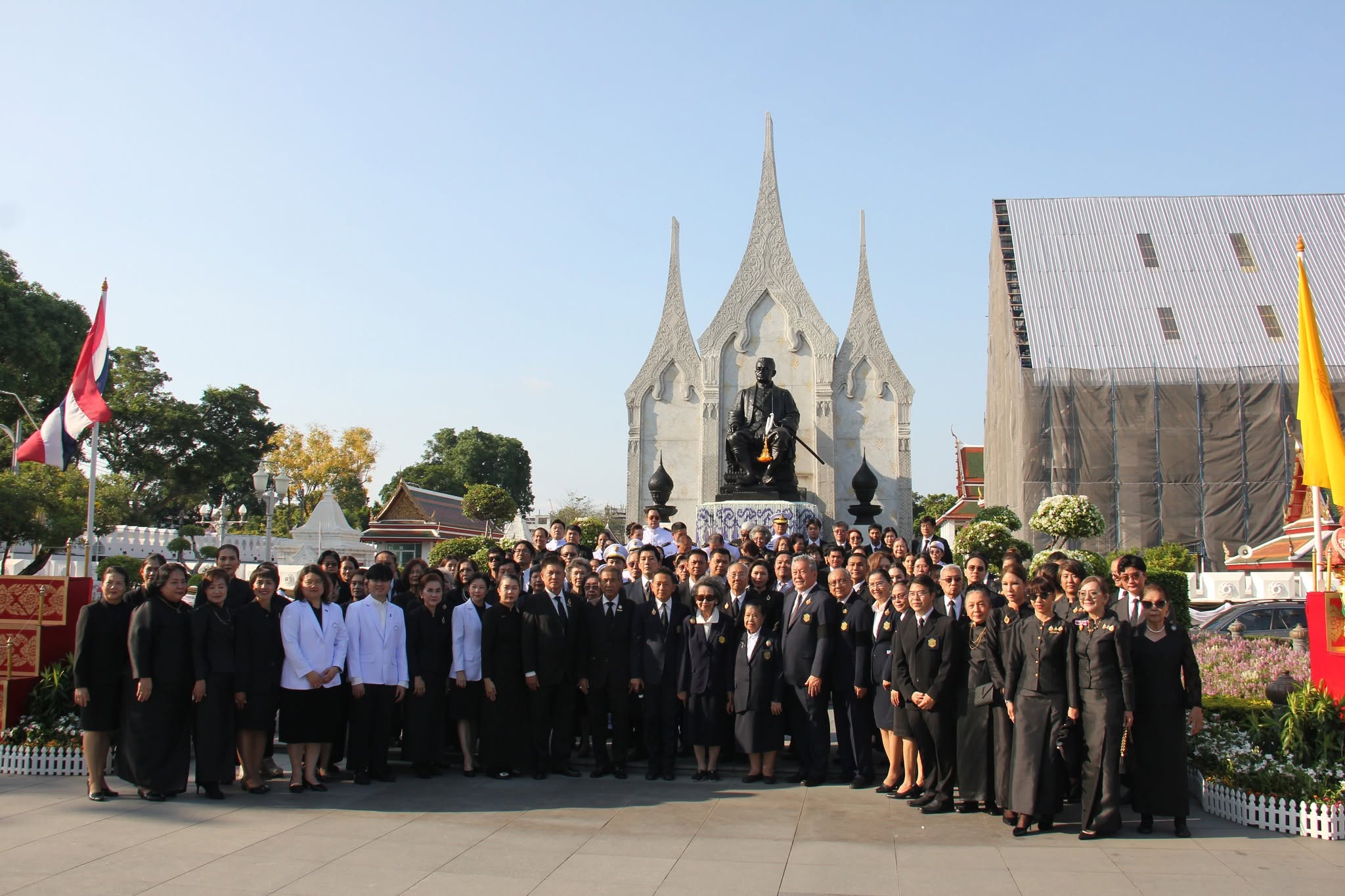 ร่วมพิธีวางพุ่มถวายราชสักการะพระบรมราชานุสาวรีย์ พระบาทสมเด็จพระนั่งเกล้าเจ้าอยู่หัว พระมหาเจษฎาราชเจ้า รัชกาลที่ ๓ ณ พระบรมราชานุสาวรีย์ บริเวณลานพลับพลามหาเจษฎาบดินทร์